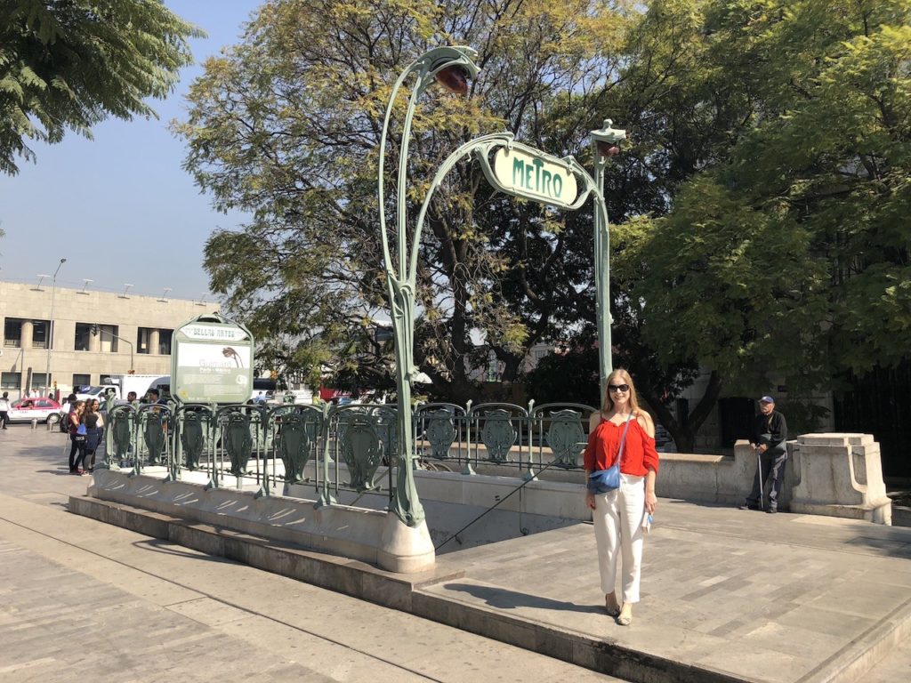 Dzień w stolicy Meksyku. James Bond, Lenin i kolorowy targ