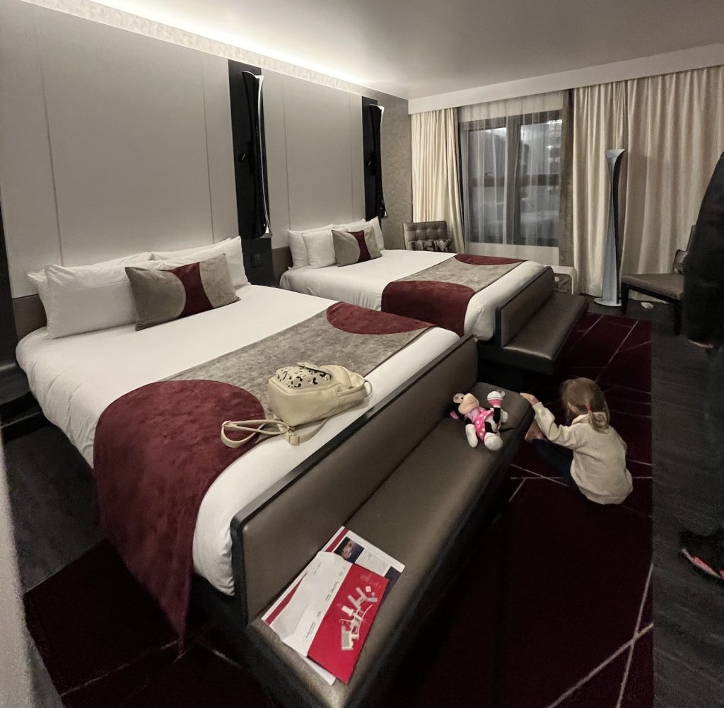 Gdzie nocować w Disneyland Paris - hotel marvel 