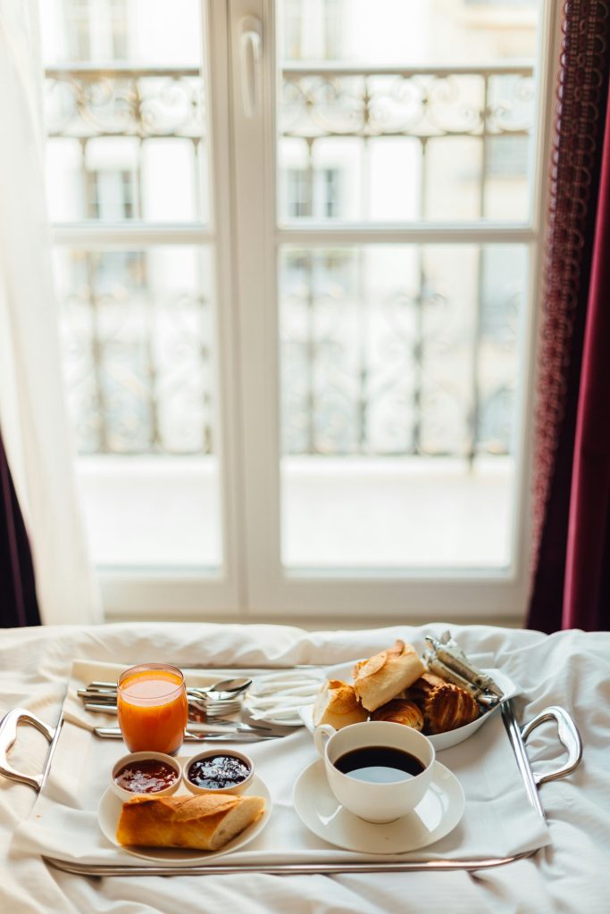 hotel w Paryzu - francuskie sniadanie 