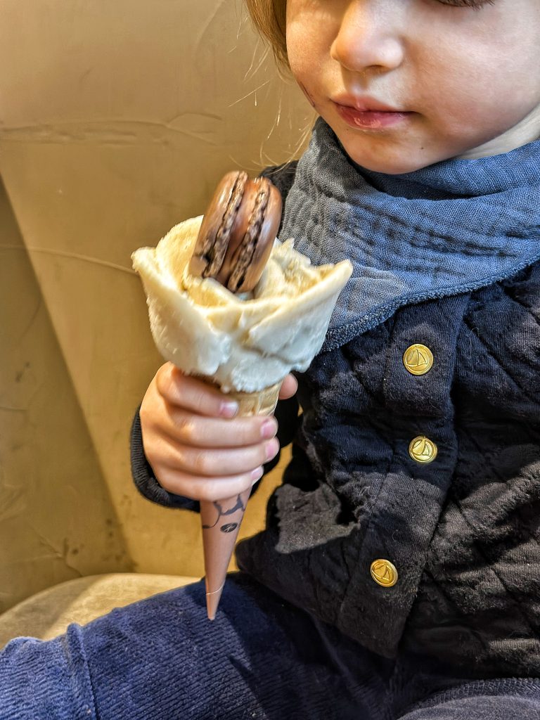 Lody w Paryżu Amorino z makaronikiem