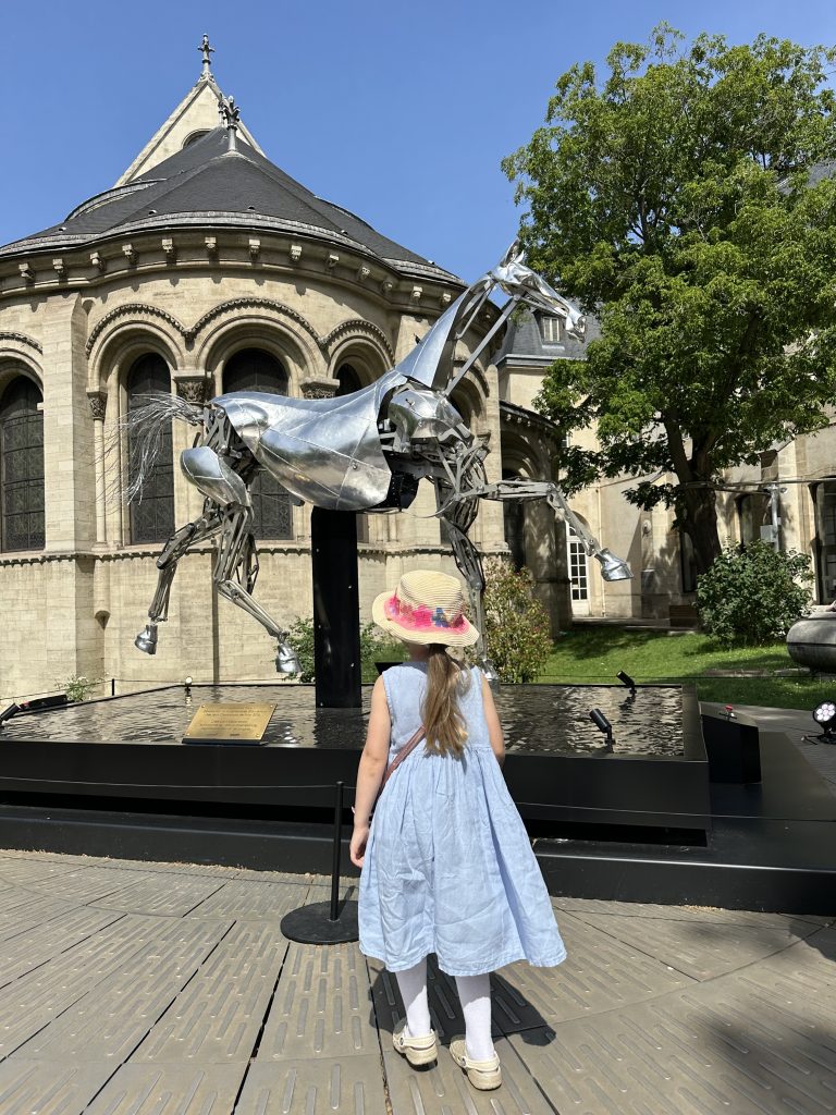 dzieci w Paryżu - koń w Arts et Metiers