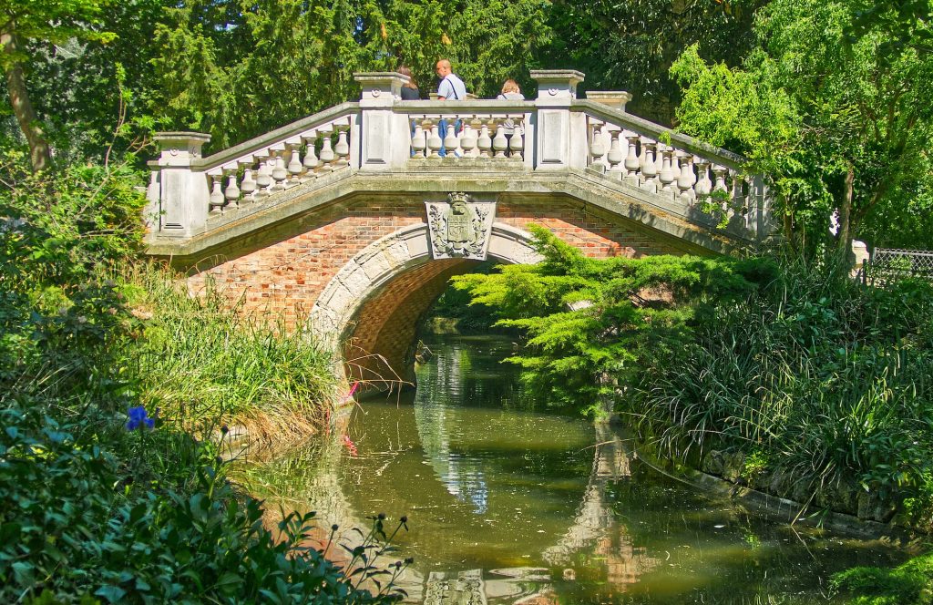 Romantyczny weekend w Paryżu- park Monceau w Paryżu