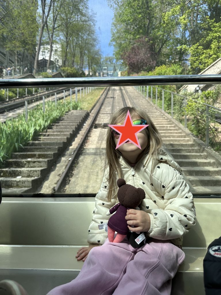 paryz-z-dziecmi. - dziecko jadące funiculaire na Montmartre